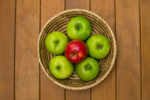 篮子里有红绿相间的苹果图片下载