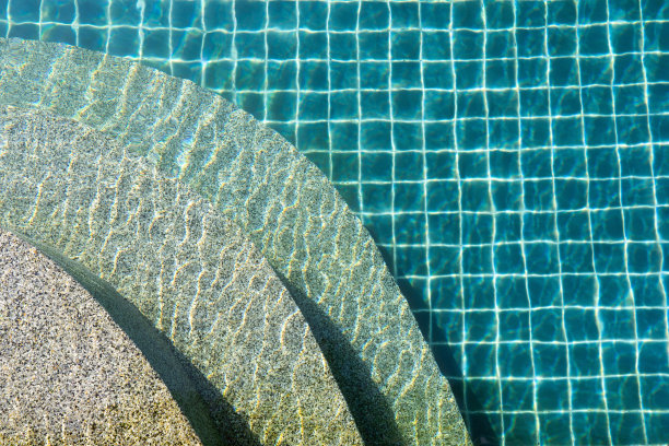 楼梯与轻涟漪的绿色水池与马赛克瓷砖。图片下载