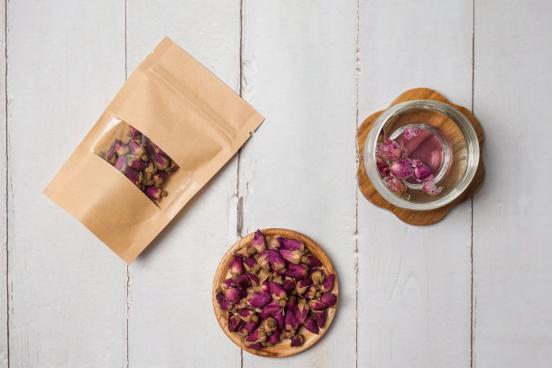 桌上放着干玫瑰花和花草茶图片下载