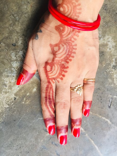 女人手上的曼海蒂图案图片下载