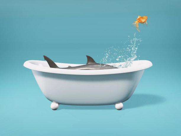 金鱼从浴缸里跳出来，里面有一条鲨鱼。替代的概念。这是一个3d渲染图。图片下载