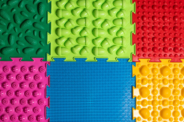 从上面看骨科垫。色彩鲜艳的五彩脚垫，防止扁平足和足底按摩图片下载
