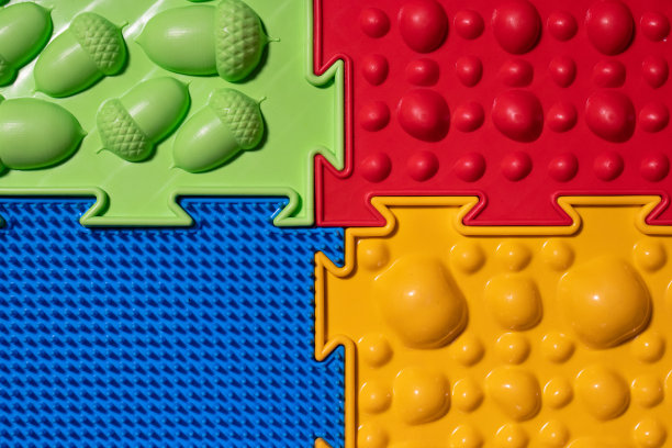 从上面看骨科垫。色彩鲜艳的五彩脚垫，防止扁平足和足底按摩图片下载