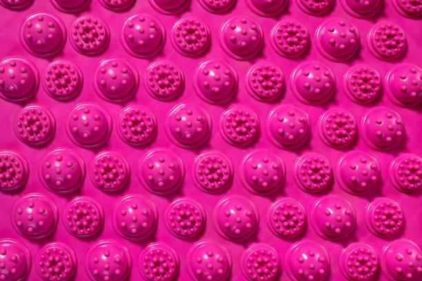 粉色针灸矫形垫。用于预防儿童和成人扁平足的按摩垫。图片下载