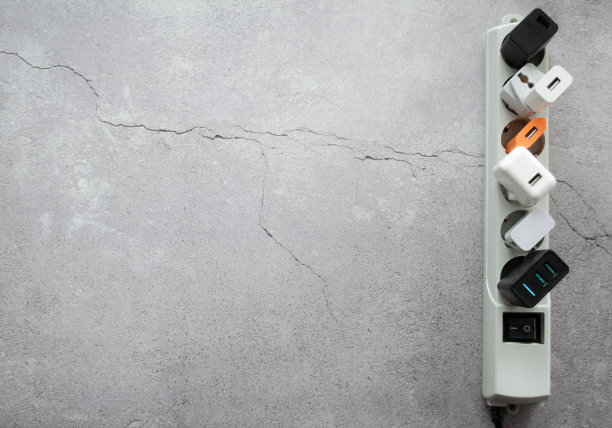 运行现代扩展电源带许多不同的USB DC输出端口。裂缝的具体背景。本空间图片下载