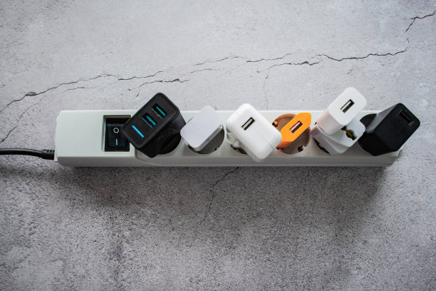 运行现代扩展电源带许多不同的USB DC输出端口。裂缝的具体背景。本空间图片下载