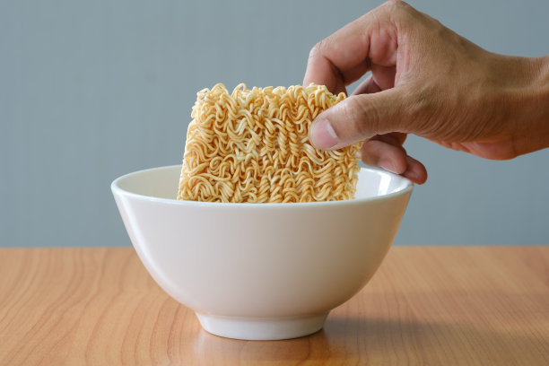 白碗木桌，灰色背景，适合新型冠状病毒传播。在某些情况下，省钱是必需的图片下载