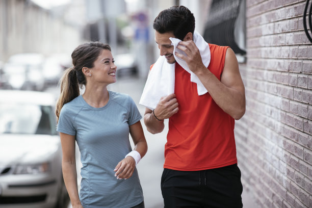 一对运动员夫妇在城市慢跑后正在休息。图片下载