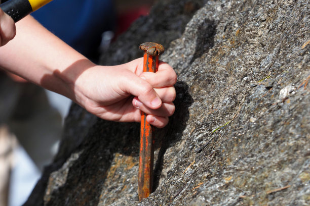 用锤子和凿子进行石材加工图片下载