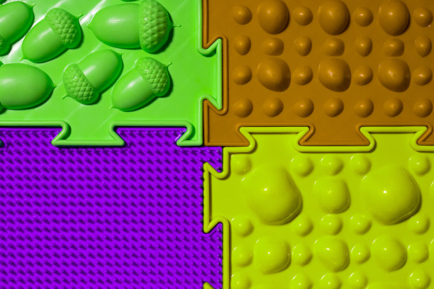 从上面看骨科垫。色彩鲜艳的五彩脚垫，防止扁平足和足底按摩图片下载