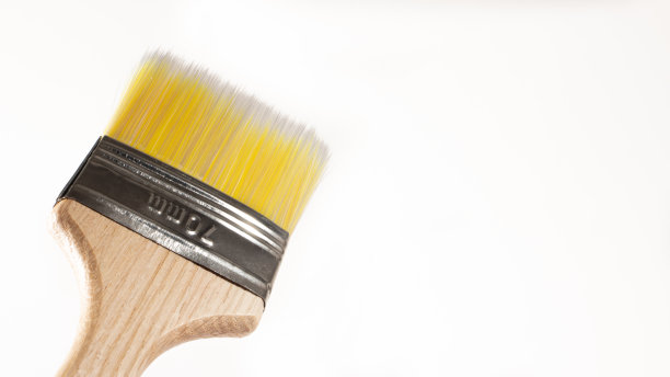 白色背景上的画笔，用于在墙壁和物体上涂抹文字。图片下载