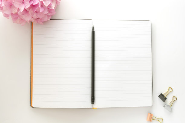 桌面打开笔记本与铅笔和粉红色绣球花。副本的空间。图片下载