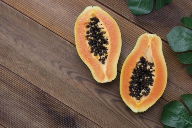 木背景上的木瓜果实。奇异的甜果。副本的空间。图片下载