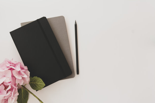 桌面笔记本，铅笔和粉色绣球花。副本的空间。图片下载