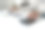 近距离女性使用计算器和计算机应用程序，管理预算。图片下载