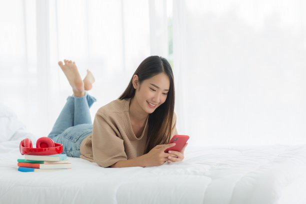 女孩在讲电话图片下载