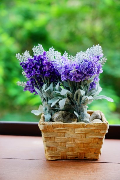 花盆里的紫色人造薰衣草花。图片下载