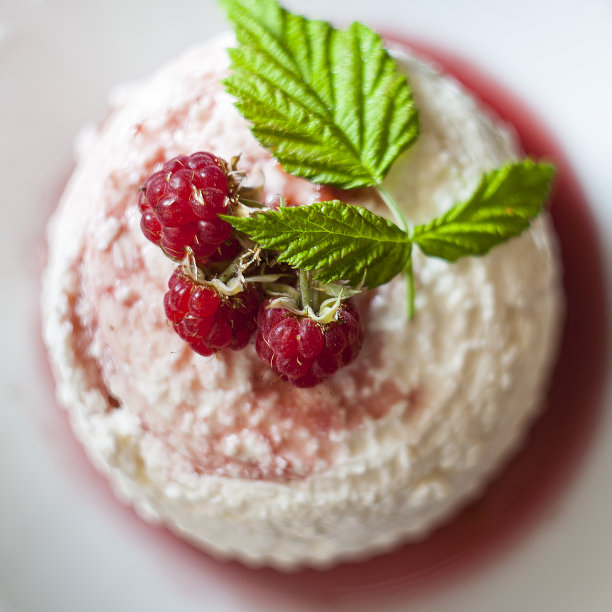 白软干酪配糖浆和覆盆子图片下载