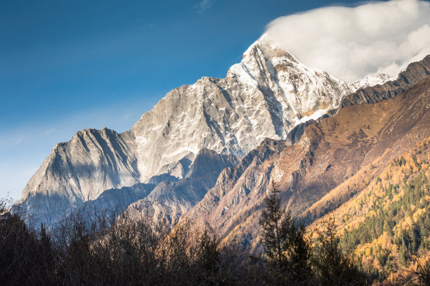五彩缤纷的自然景观，亚丁/香格里拉山的秋天，中国，西藏图片下载