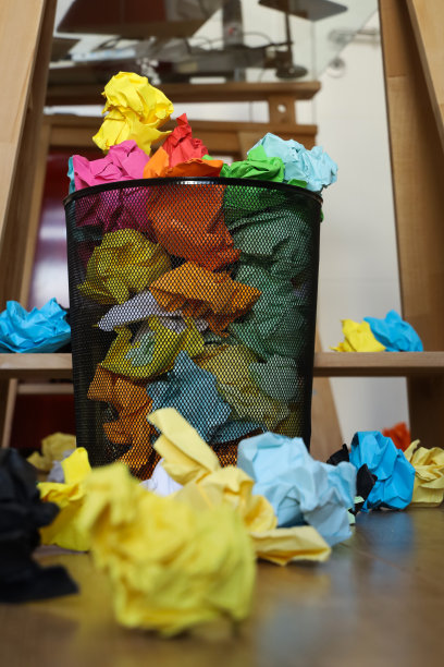 装满纸的垃圾桶图片下载