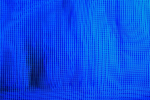 一个被蓝光照亮的蚊帐的抽象背景图片下载