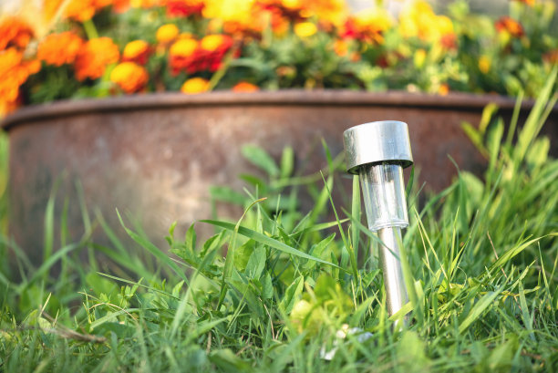 花园太阳能灯。图片下载