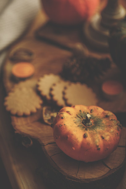 一个木制桌子上的南瓜高角度的特写图片下载