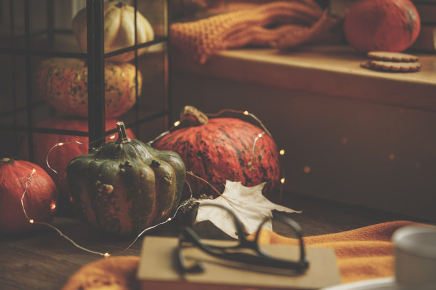 抓拍的秋天的静物组成与眼镜放在书的顶部图片下载