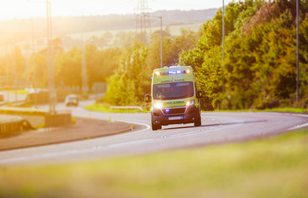 英国救护车在市中心遇到紧急情况图片下载