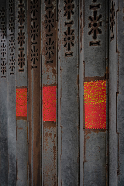 建筑物上常见的金属门的特写图片下载