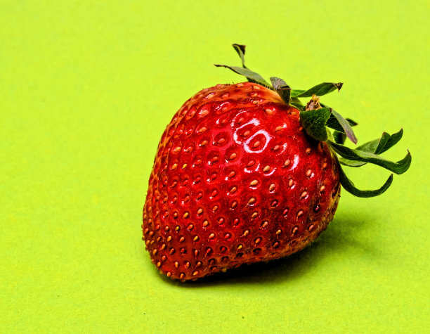 新鲜成熟的草莓图片下载