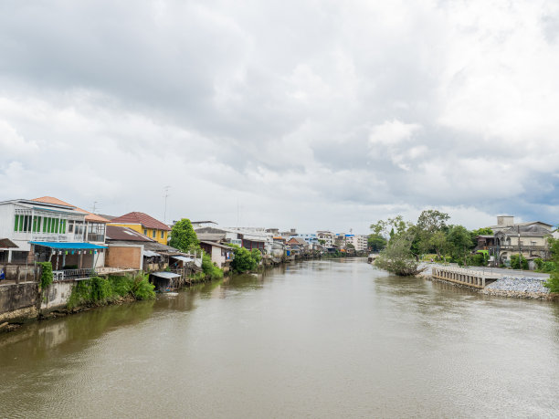 在阴天-雨季的昌塔布里河沿岸居住图片下载
