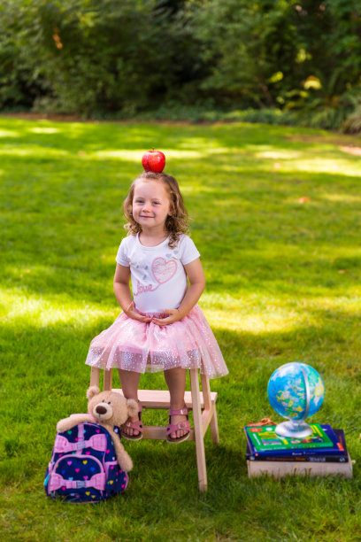 一个女生拿着一个红苹果图片下载