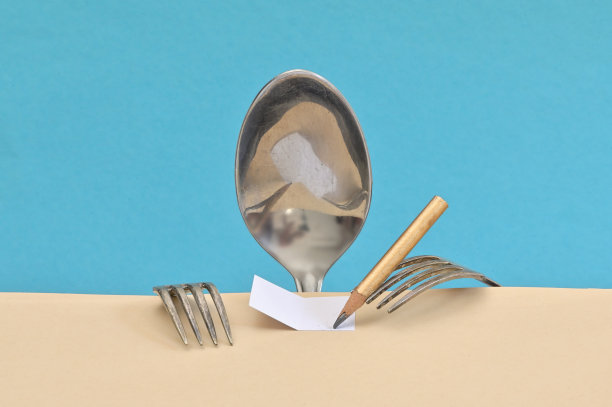 抽象孩子从勺子和叉子做作业图片下载