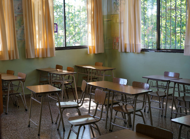 阳光明媚的教室——新冠肺炎概念图片下载