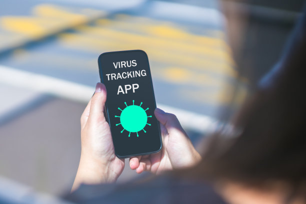 在户外智能手机上使用COVID-19应用图片下载