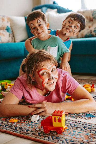 孩子们在家里和妈妈玩图片下载