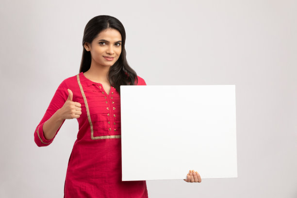 欢快迷人的年轻女子拿着白板图片下载