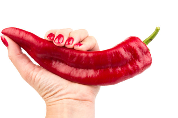 红辣椒手与红色妇女的美甲孤立在白色的背景。特写镜头图片下载