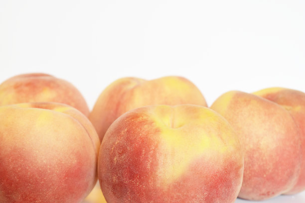 几个新鲜的桃子在白色的背景图片下载