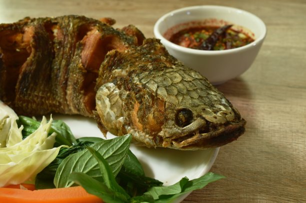 炸斑纹蛇头鱼加盐吃两两蔬菜蘸辣酱图片下载