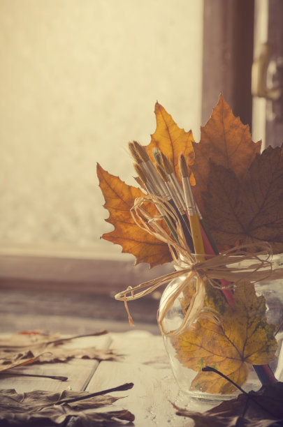 艺术刷子和秋叶在罐子里。秋天的静物画。图片下载