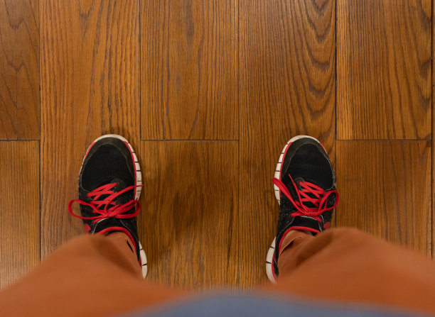 男人站在硬木地板上图片下载