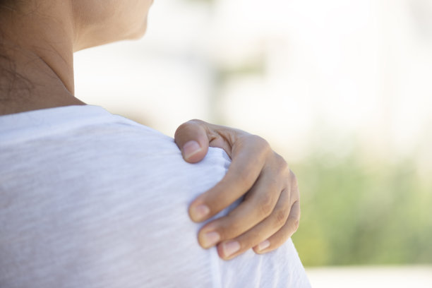 肩膀疼痛的女性图片下载