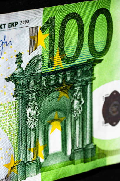 选择性聚焦欧元纸币的细节。紧盯钞票宏观细节，100欧元孤立。世界货币概念，通货膨胀和经济概念图片下载