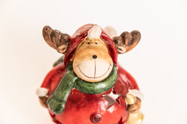 圣诞树小玩意。新年的珠宝。玩具圣诞鹿在一个孤立的白色背景图片下载