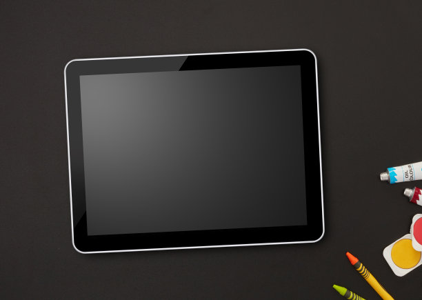 数字平板电脑和黑板上的学习用品图片下载