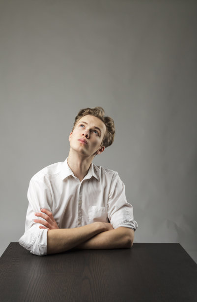 白衣青年充满了疑惑和犹豫。图片下载