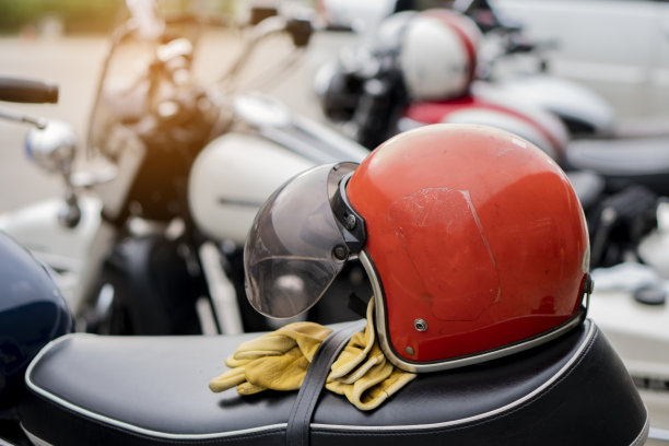 摩托车停放，摩托车手戴头盔，皮夹克和手套。年轻的旅行者在高速公路上骑摩托车，泰国。摩托车概念的旅行和生活方式。图片下载