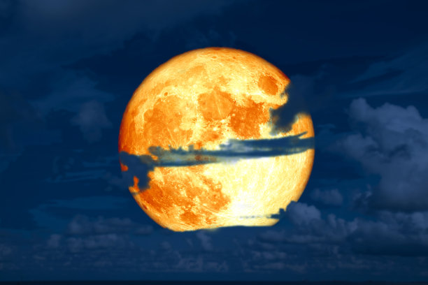 满月的玉米血月在夜空中剪影乌云图片下载